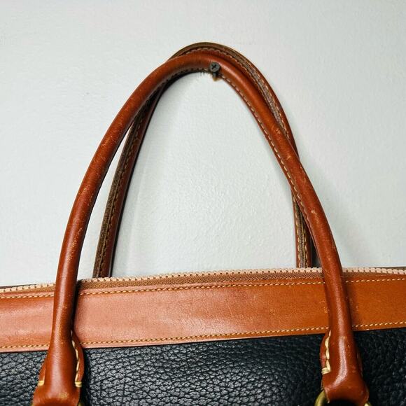 Vintage DOONEY & BOURKE 90s Black Tan Pebbled Leather Crossbody Strap Handbag - Picture 6 of 11